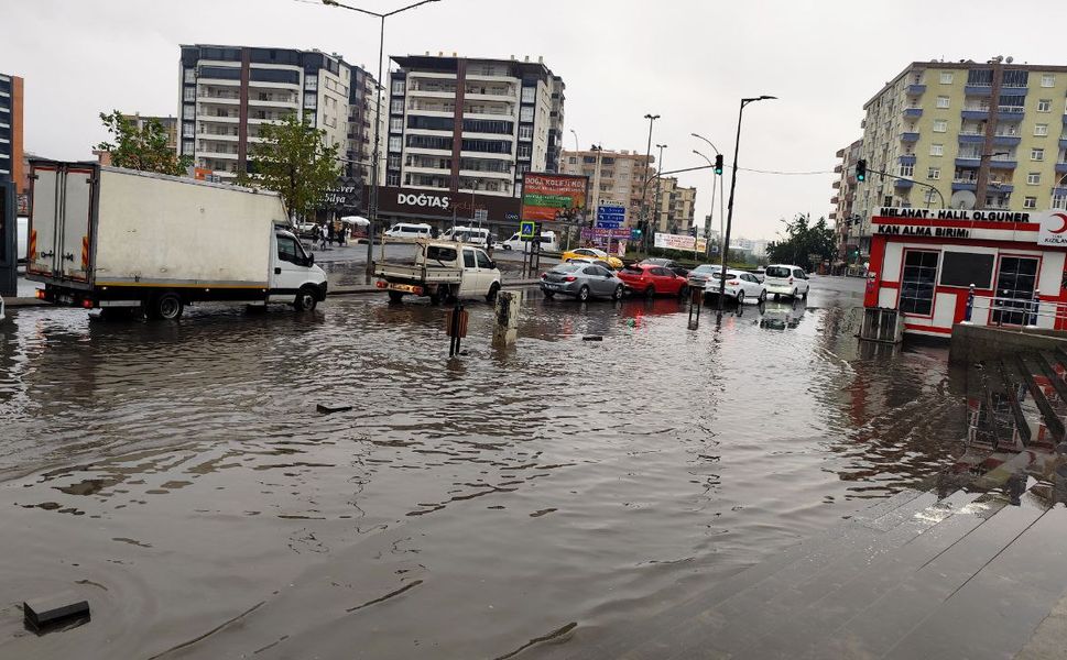 Diyarbakır’da daha 2 ay önce yapılan yol sular altında