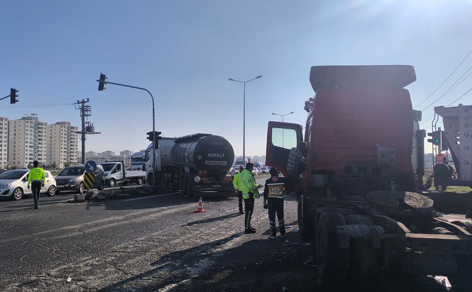 Diyarbakır'da Sanayi Sitesi Kavşağı'nda zincirleme kaza