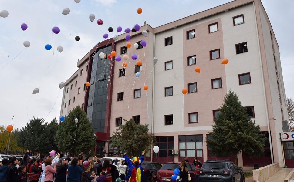 Diyarbakır'da hastanedeki miniklere moral etkinliği