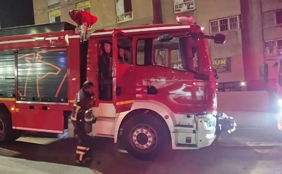 Diyarbakır'da kapı açılmayınca panik yaşandı: Ekipler merdivenle daireye ulaştı