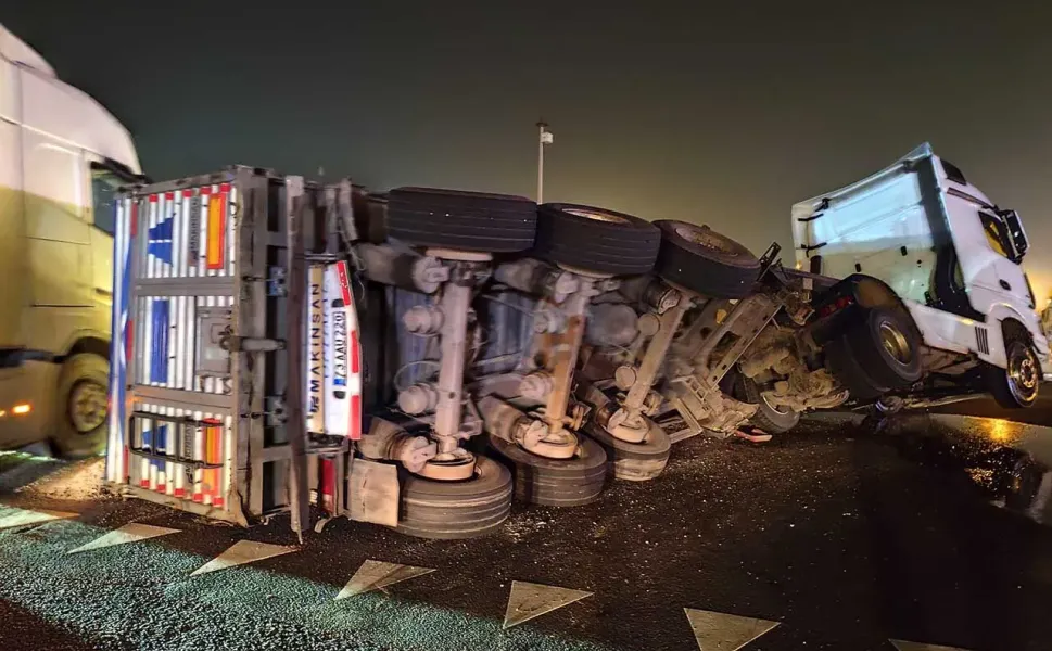 Diyarbakır'da mıcır yüklü TIR devrildi