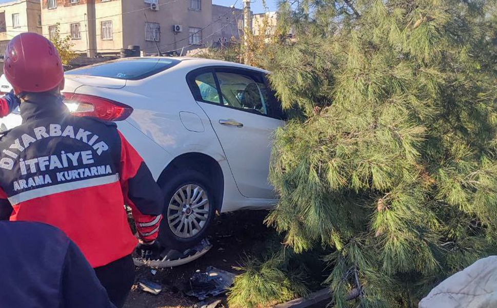 Diyarbakır'da trafik kazası: 2 kişi hafif yaralandı