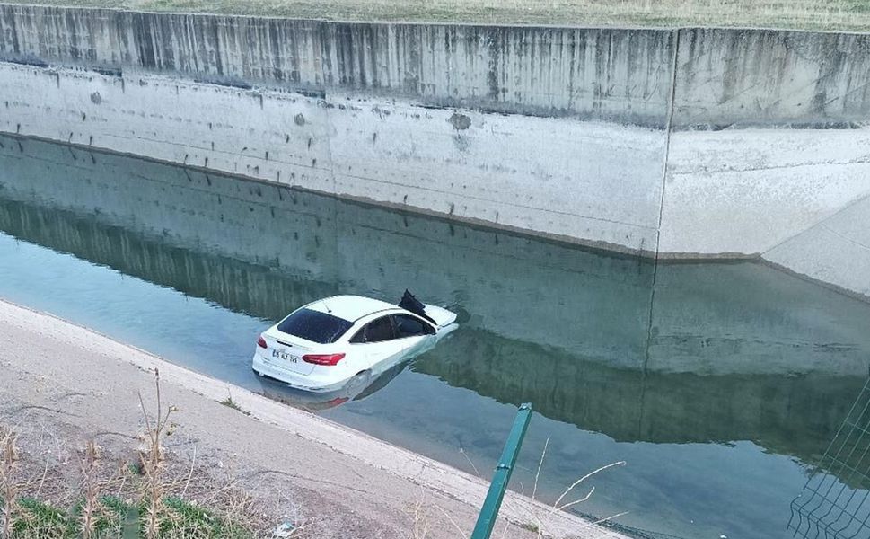 Diyarbakır'da araç su kanalına düştü