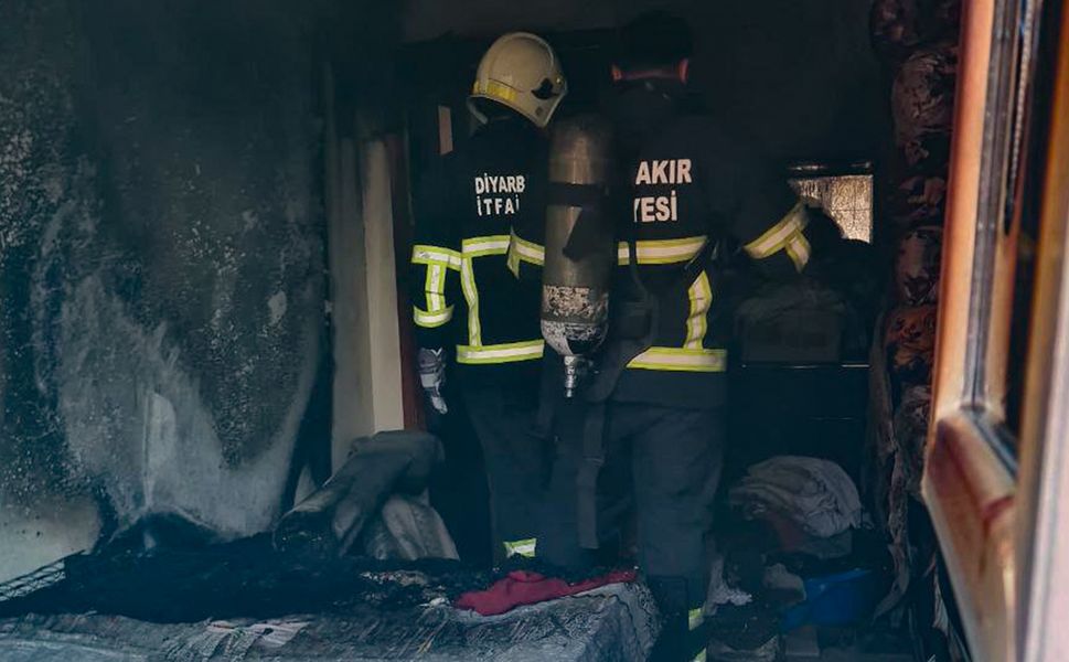 Bismil'de çocuğun çakmakla oynaması yangın çıkardı