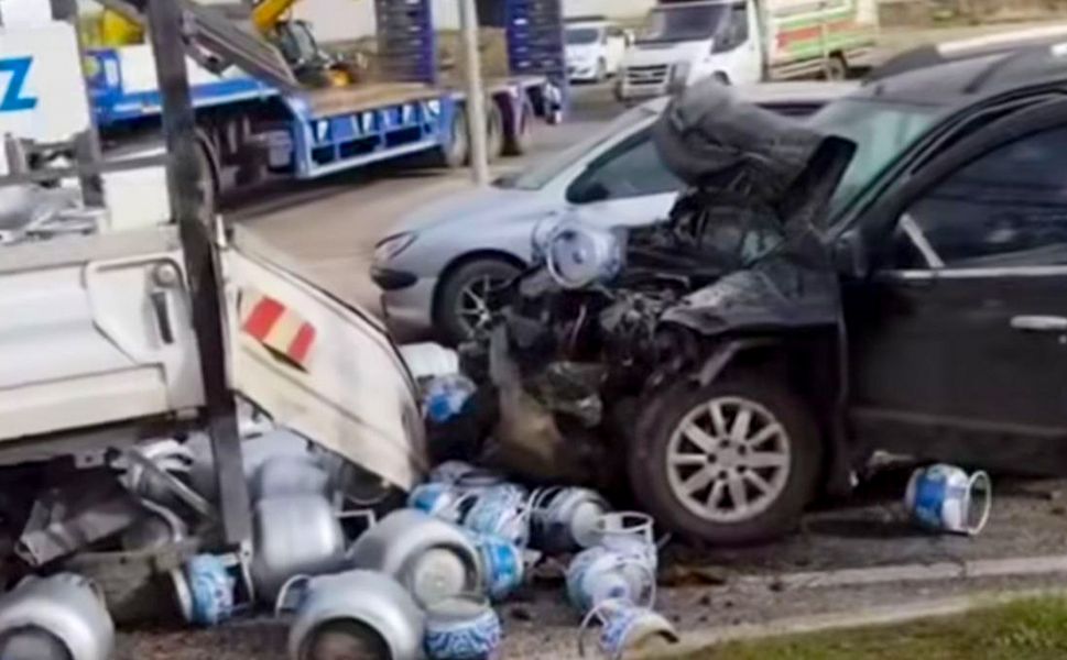 Diyarbakır'da tüp yüklü kamyonete çarpan araç faciadan döndü