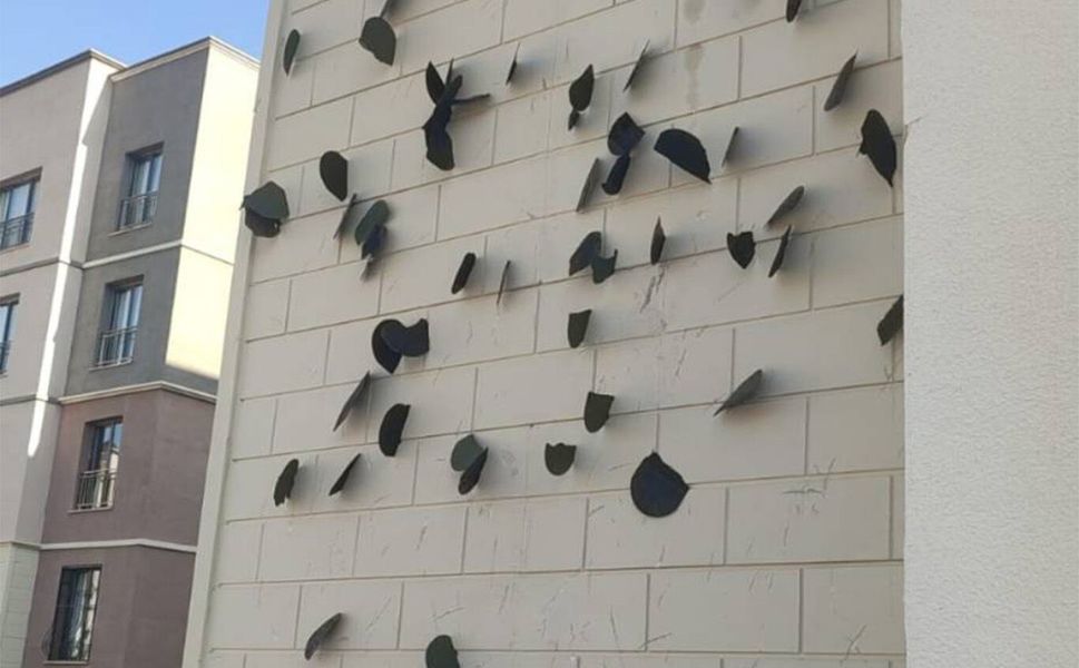 Diyarbakır’daki TOKİ Deprem Konutlarının dış cephelerini hedef tahtası yaptılar