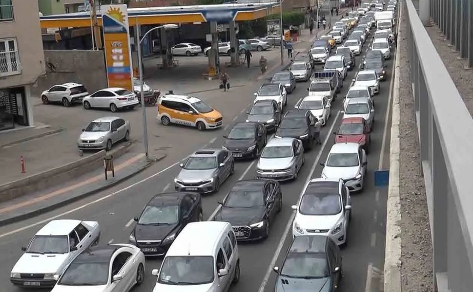 Diyarbakır'da trafik krizi büyüyor: Kavşak yine kilitlendi